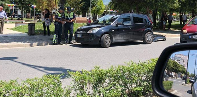 Makina përplas nënën me foshnjën 10-muajshe