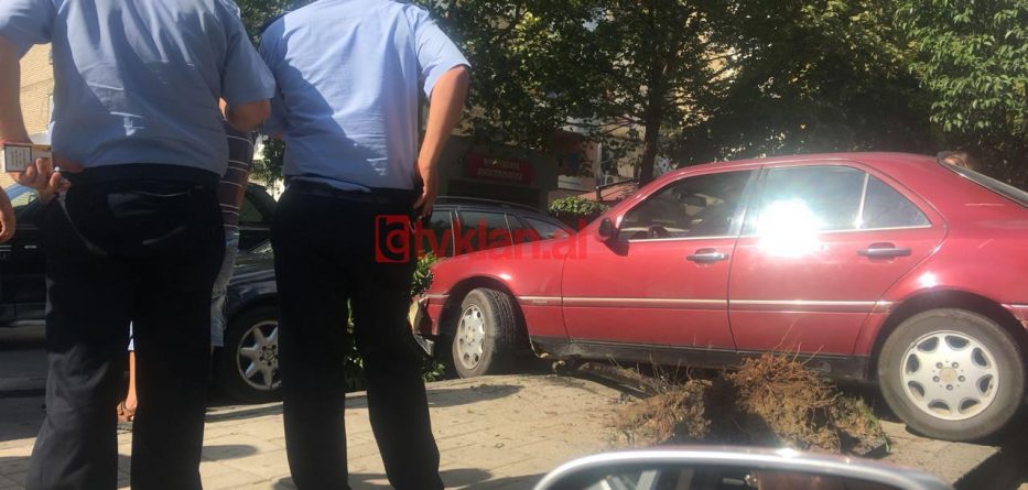 Makina hipën mbi trafikndarëse dhe përplas “Benz”-in