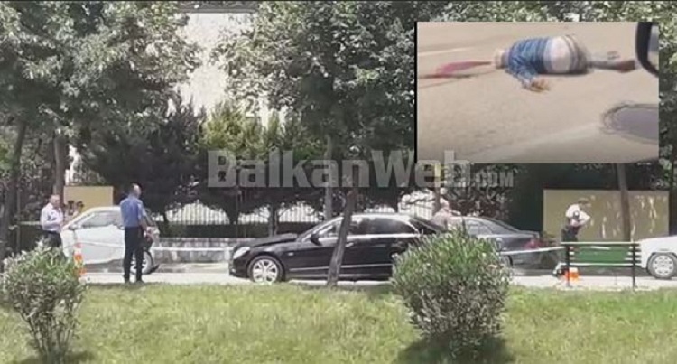 Makina përplas kalimtarin në Tiranë, rruga mbulohet nga gjaku