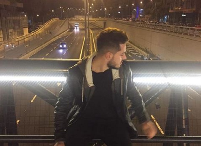 Këngëtari shqiptar humb makinën në xhirimet e klipit