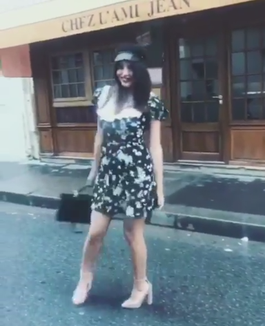 Armina Mevlani shfaqet mjaft sensuale duke kërcyer në rrugë (VIDEO)