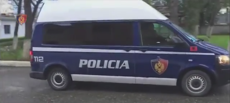 Vidhet makina dhe banesa në Durrës