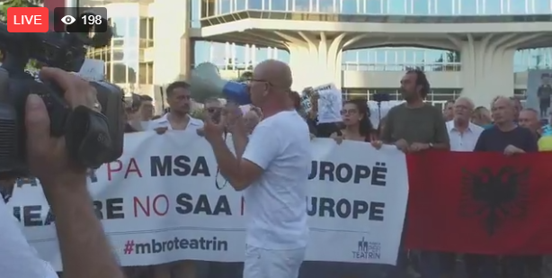 Artistët para presidencës apel Metës: Mos e dekreto ligjin (VIDEO)