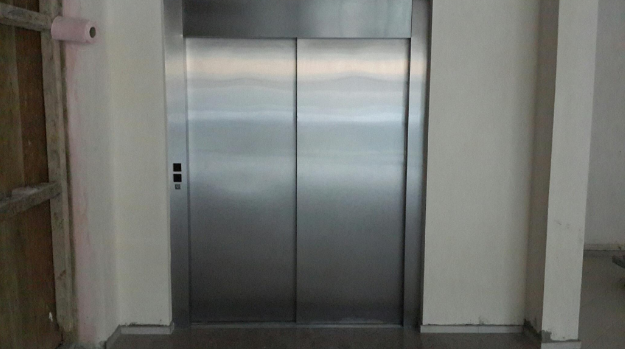 Burri nga Durrësi përjeton momente tmerri në ashensor!