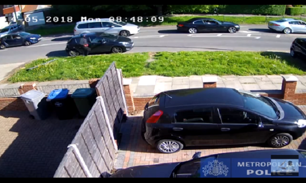 Atentat me armë zjarri në mes të ditës, policia publikon pamjet e kamerave të sigurisë (VIDEO)