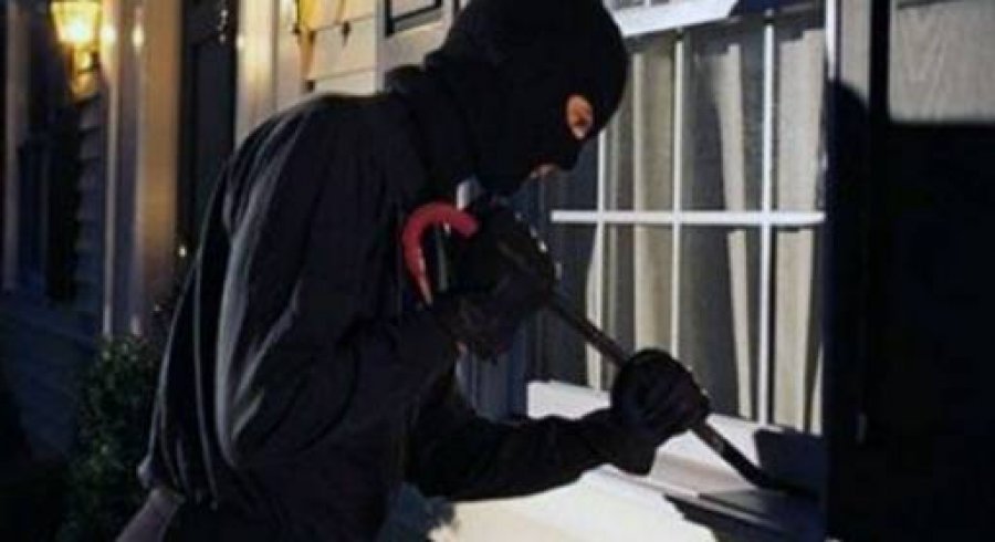 Hyjnë gjatë ditës dhe dhunojnë shtëpinë e 67-vjeçarit