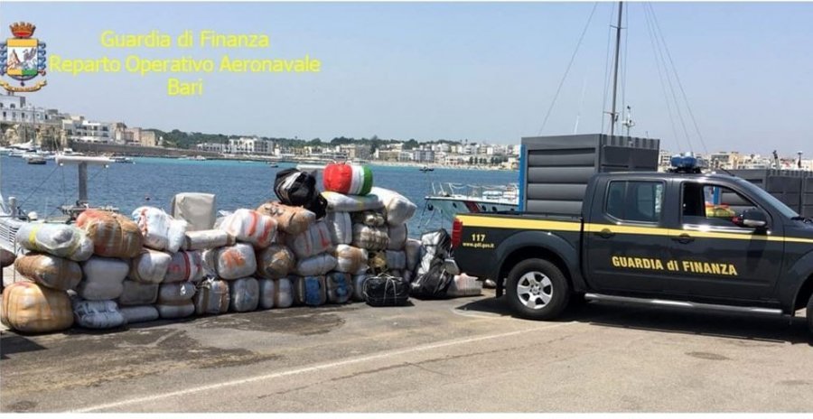 Kapet gomonia me 1 ton kanabis nga Shqipëria