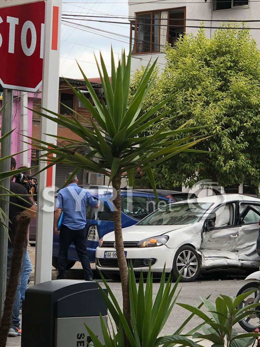 Fuoristrada merr përpara tre makina, plagoset një vajzë (FOTO)
