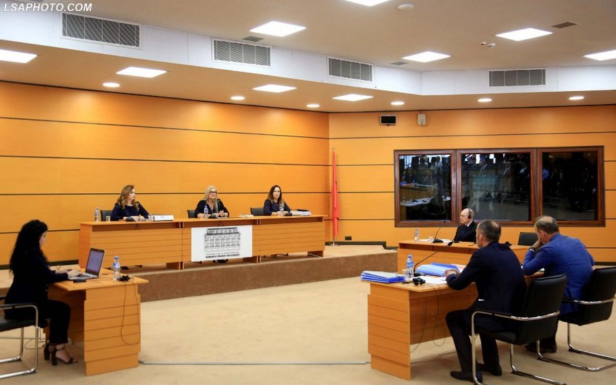 Vettingu shkon me pushime