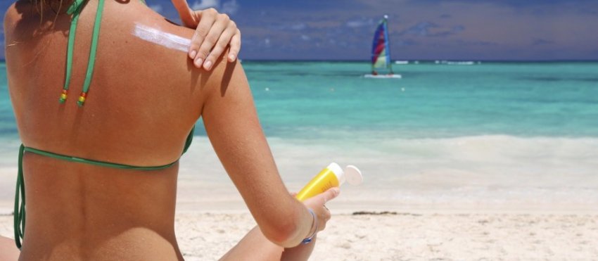 Dermatologët: Oraret kur nuk duhet të dilni në plazh