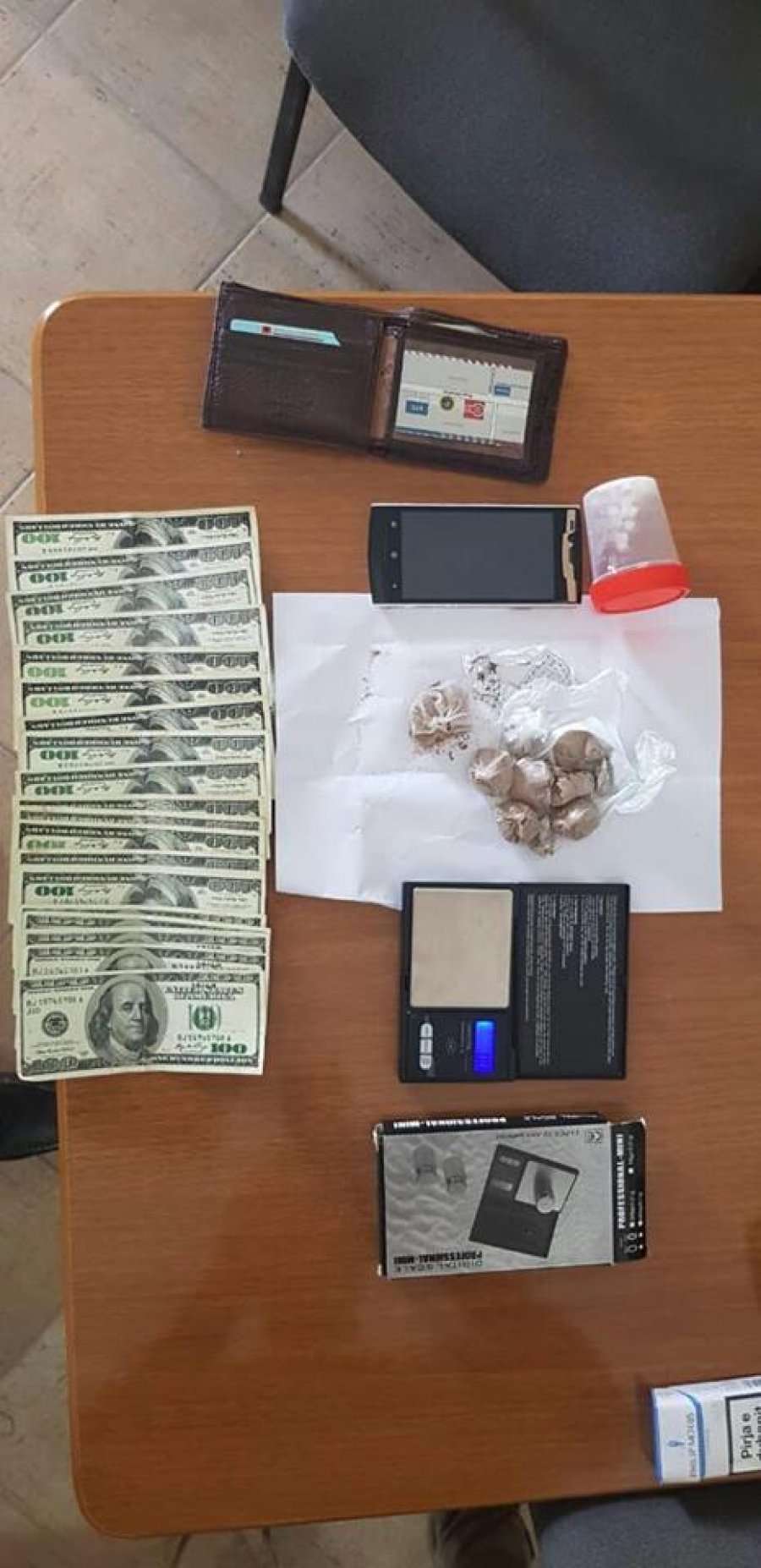 EMRAT/ Prangosen tre shpërndarës heroine, kapen me drogë dhe dollarë false