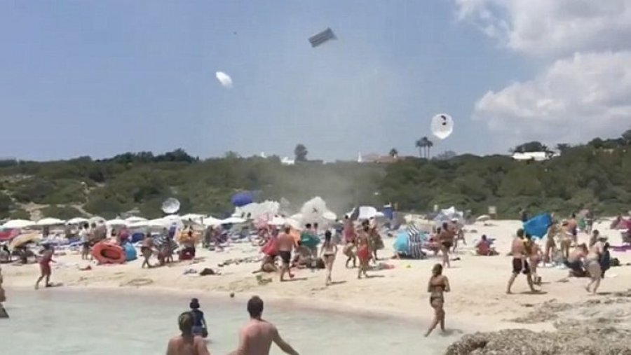 Çmendet moti! Era e fortë fluturon çadrat, panik tek plazhistët (VIDEO)