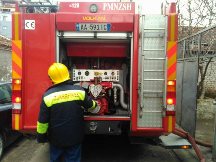 Zjarr në një banesë në Durrës