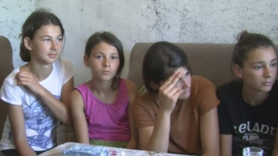 Durrës, pas vdekjes tragjike të nënës 6 jetimët bëhen me shtëpi të re (VIDEO)