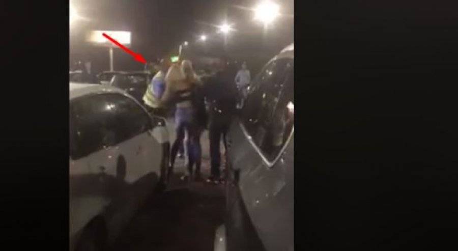 VIDEO/ E pazakontë, përleshje mes vajzave shqiptare dhe policëve në diskotekë