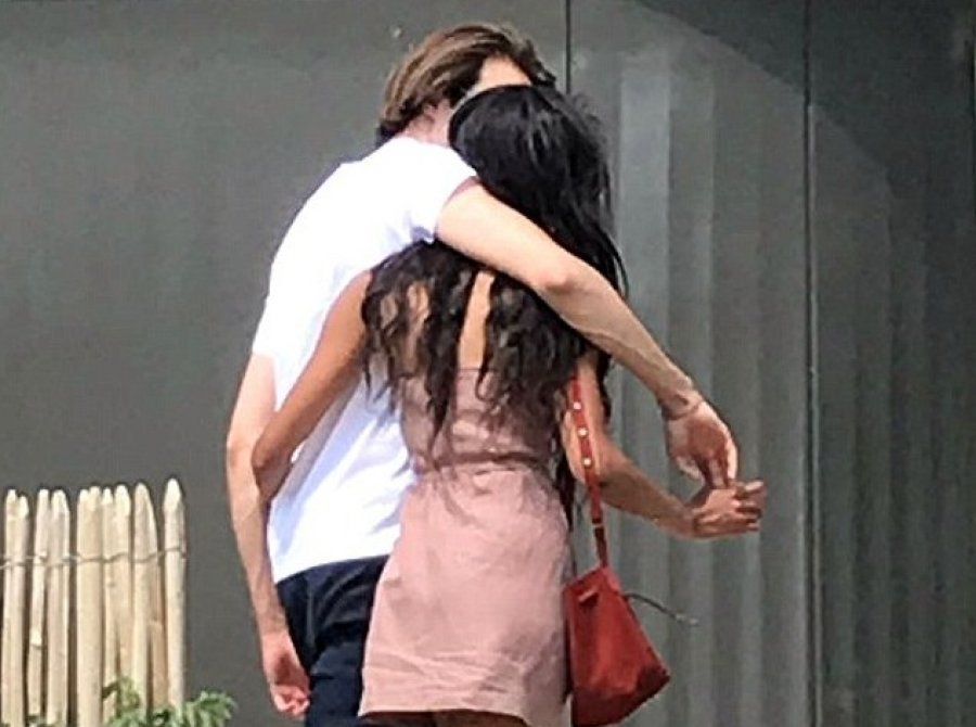 Vajza e Barack Obamës ‘spektakël’ në mes të Parisit, puthje dhe… (FOTO)