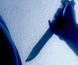 Qëllon me thikë dhëndrin dhe kërcënon gruan, arrestohet 51-vjeçari