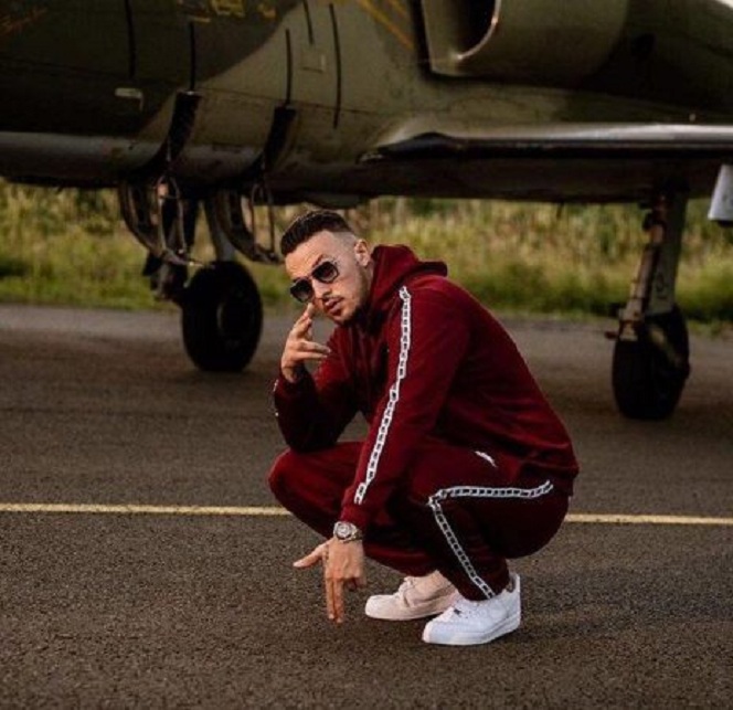 Sherr me shkopa bejsbolli, rrihet reperi shqiptar