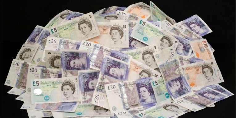 Kapen paund të padeklaruara në portin e Durrësit