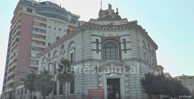 Restaurohet një nga godinat simbol të Durrësit (VIDEO)