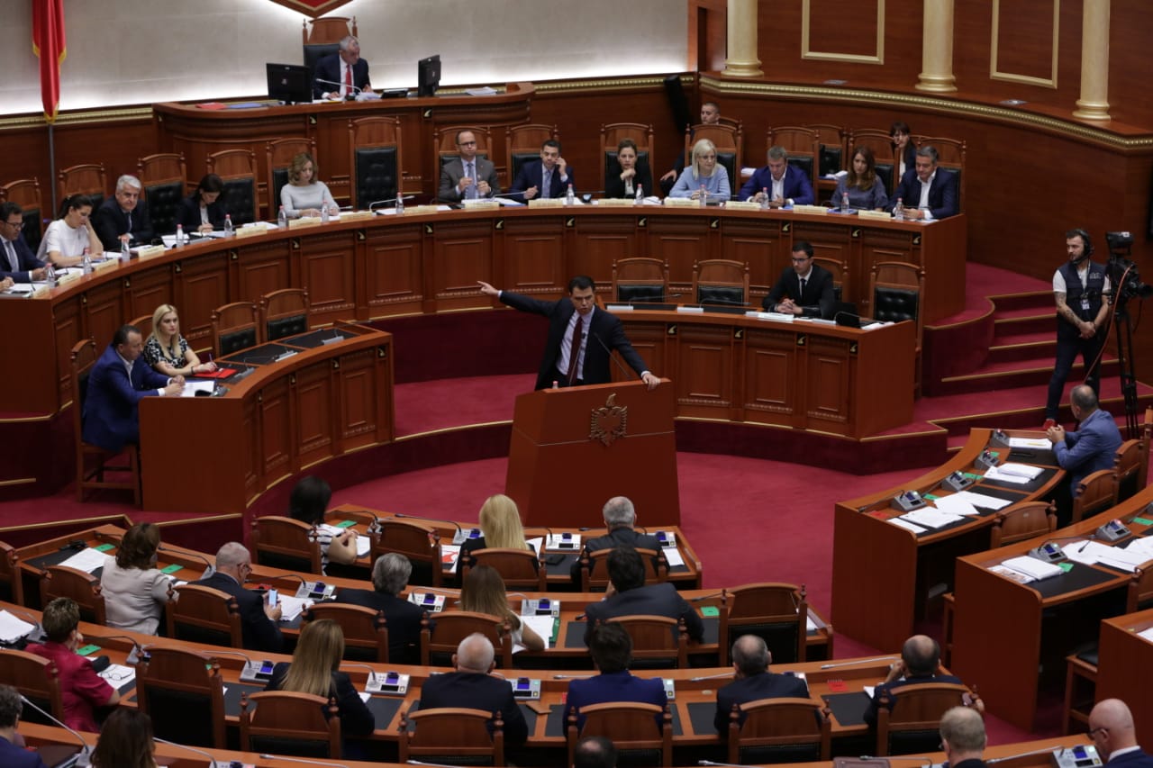 Basha-Lu-së: Peshqit e mëdhenj janë në krahët tuaj në çdo pritje zyrtare!