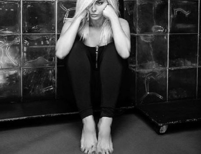 Shkoi në vendin e gabuar për të xhiruar klipin, këngëtarja shqiptare ‘pushtohet’ nga shpirtat