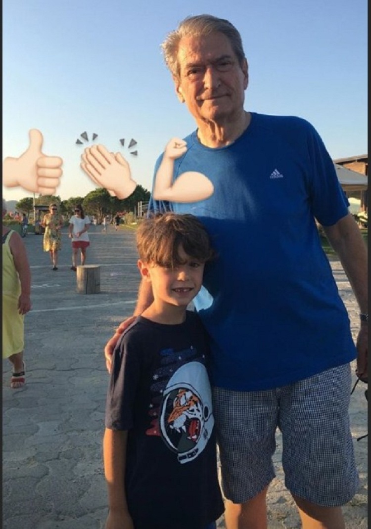 Djali i këngëtares së njohur foto me Berishën