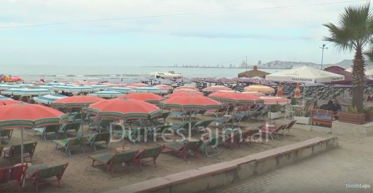 Moti i paqëndrueshëm, më pak pushues në plazh (VIDEO)