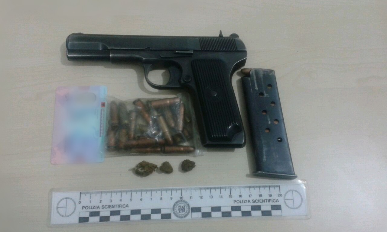 EMRI/ 19-vjeçari kapet me pistoletë dhe hashash në çantë