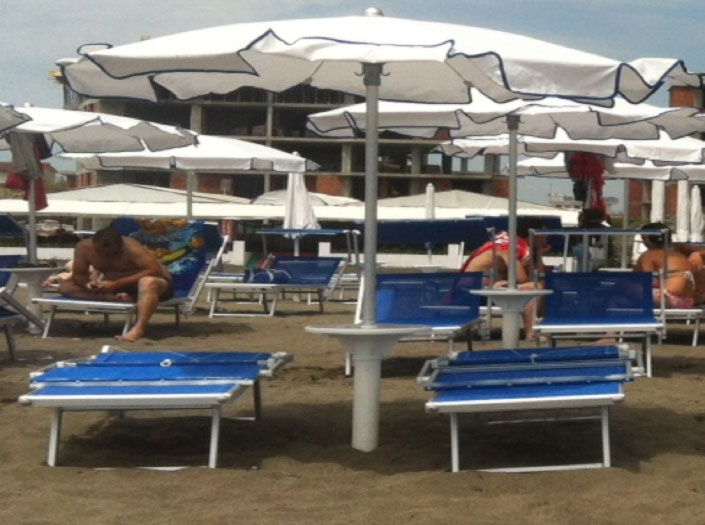 Aksioni për lirimin e hapësirave publike në plazh, policia jep detaje: 6 persona nën hetim, 1625 shezllone të sekuestruara
