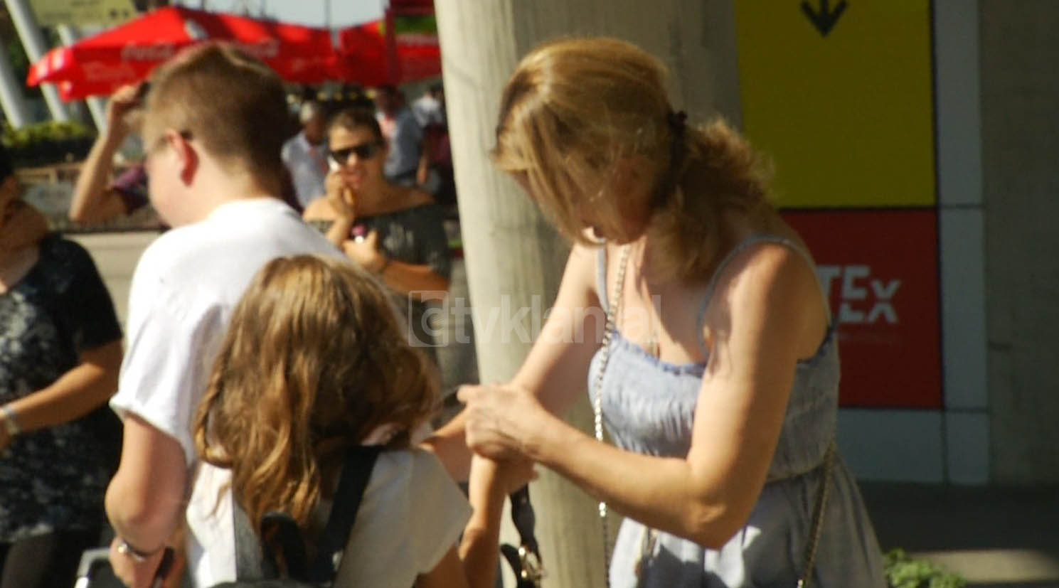 Shqiptarja e dëbuar nga SHBA, takohet me fëmijët në Rinas pas 2 muajsh (FOTO)