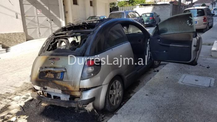 Digjet gjatë natës makina në Durrës (FOTO)
