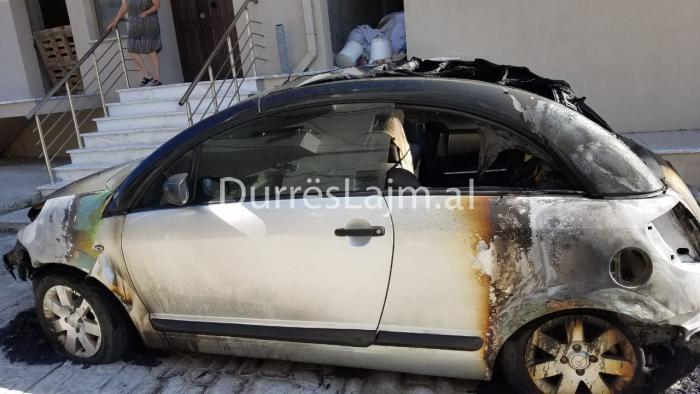 Policia për djegien e “Citroen”-it në Durrës: I përket një gruaje (VIDEO)