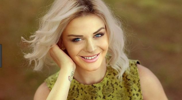 Orinda Huta shfaqet seksi me rroba banjo! (FOTO)