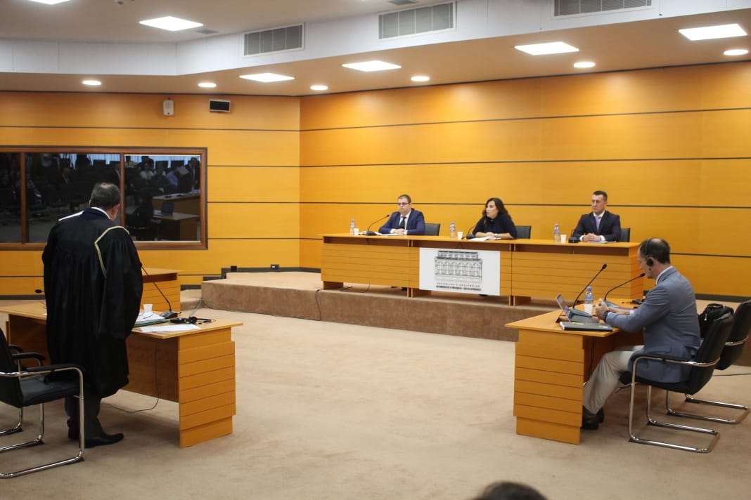 Gjyqtarin e “tradhëton” pasuria e të bijës dhe kontaktet me njerëz të krimit të organizuar