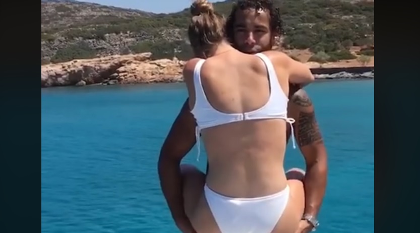 VIDEO/ Hedhja e këtij çifti në ujë po bën xhiron e rrjetit