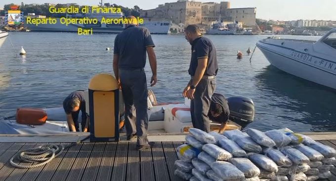 Kapet gomonia me 300 kg drogë me vlerë 3 mln euro, dyshohet se vinte nga Shqipëria