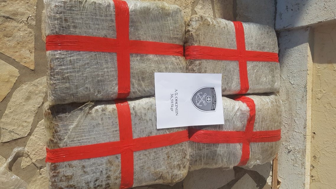 Gjenden 36 kg drogë në Kanalin e Korfuzit, po pluskonte në det