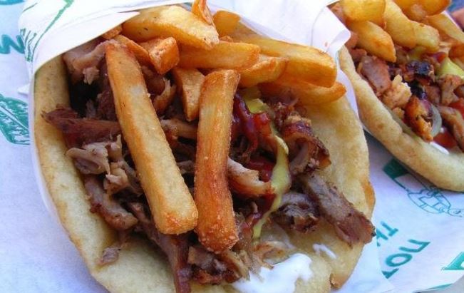 Konsumuan sufllaqe, 11 persona përfundojnë në spital të helmuar