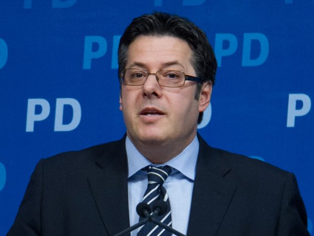 2 korriku/Paloka: E gënjen mendja, Rama fund si i Ramiz Alisë