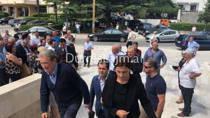Basha dhe Berisha në homazhet për Fadil Hasën (FOTO)