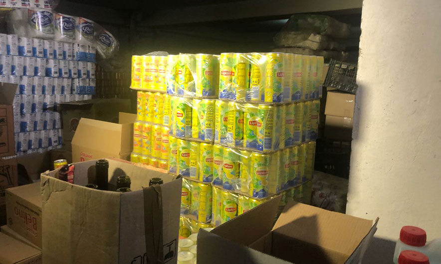 Sekuestrohen 2 tonë pije të skaduara dhe patatina e çibukë