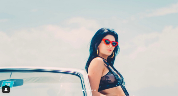 Era Istrefi sipër makinës: Kur jeta nuk të jep gjoks të madh, mbushi me … (FOTO)