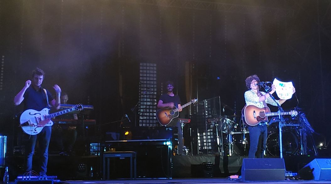 I propozoi për martesë, Ermal Meta ndërpret koncertin dhe puth fansen