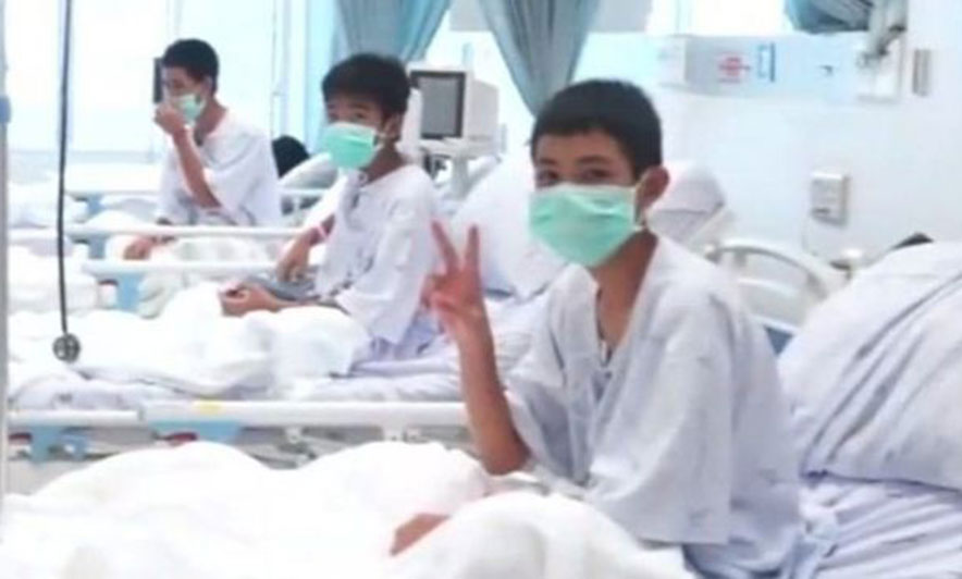 Pamjet e para nga spitali, fëmijët tajlandezë  përshëndesin prindërit dhe gazetarët