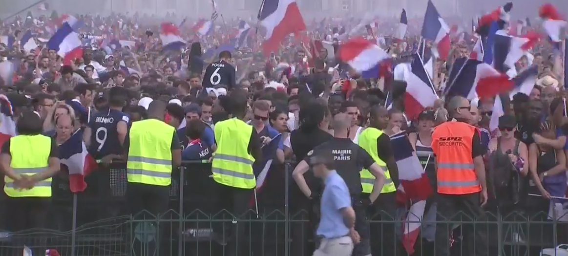 LIVE/ Shpërthen festa anembanë Francës (VIDEO)