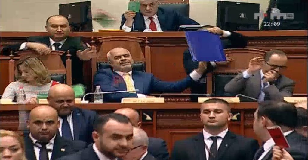 Parlamenti miraton ligjin për Teatrin, opozita i flak kartonët Ramës në fytyrë