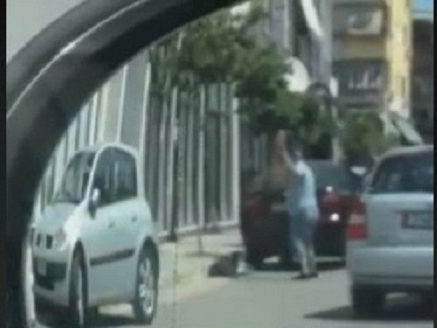 Denoncimi/ Këngëtari i njohur masakron qenin në Durrës (VIDEO)