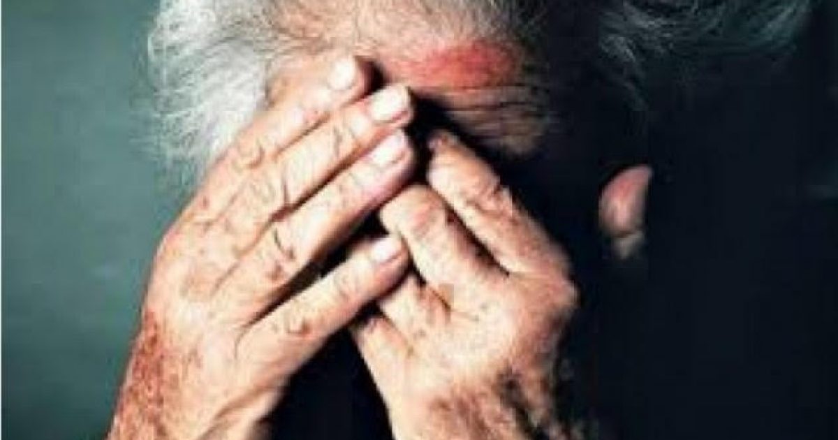 Rrahu të atin dhe gjyshen, arrestohet 23-vjeçari