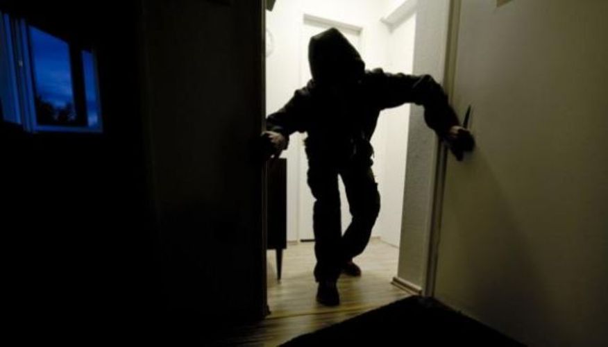 Grabitje me maska, autorët përleshen me të zotin e shtëpisë dhe e plagosin